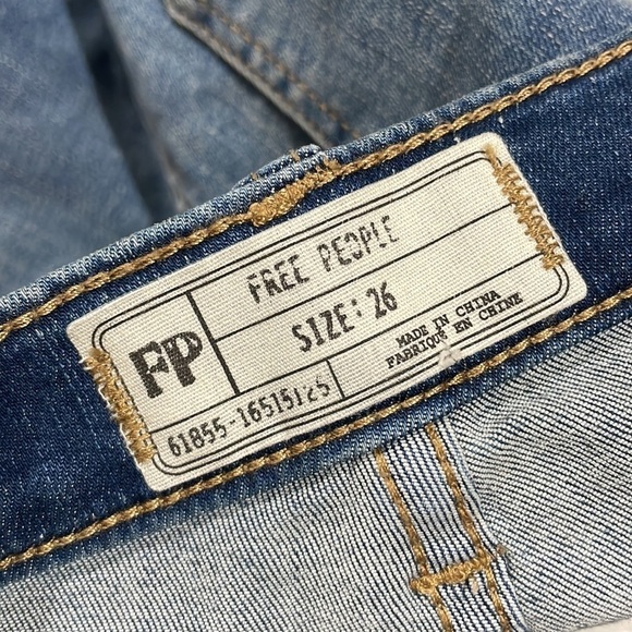 Free People Cropped Button Fly Front Slit Frayed Hem Denim Jeans - Picture 3 of 11